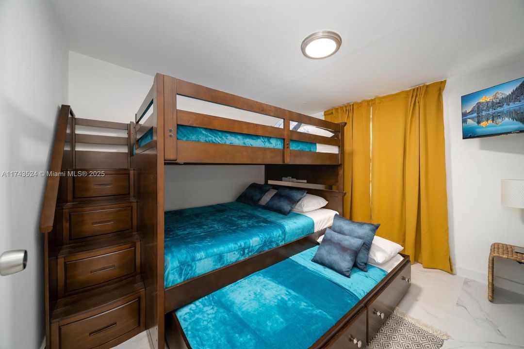 Recientemente alquilado: $4,900 (4 camas, 2 baños, 1453 Pies cuadrados)