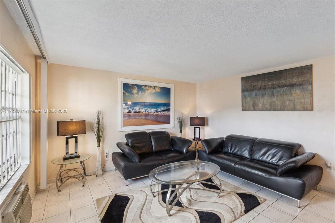 На продажу: $60,000 (1 спален, 1 ванн, 688 Квадратных фут)