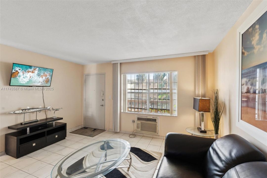 На продажу: $60,000 (1 спален, 1 ванн, 688 Квадратных фут)