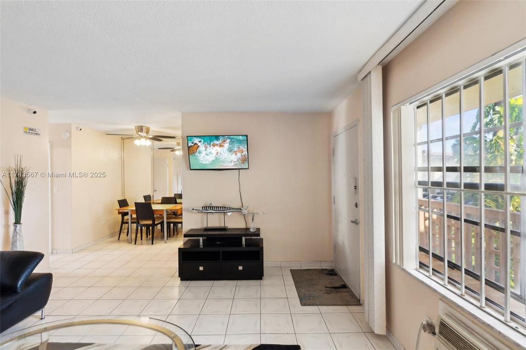 На продажу: $60,000 (1 спален, 1 ванн, 688 Квадратных фут)