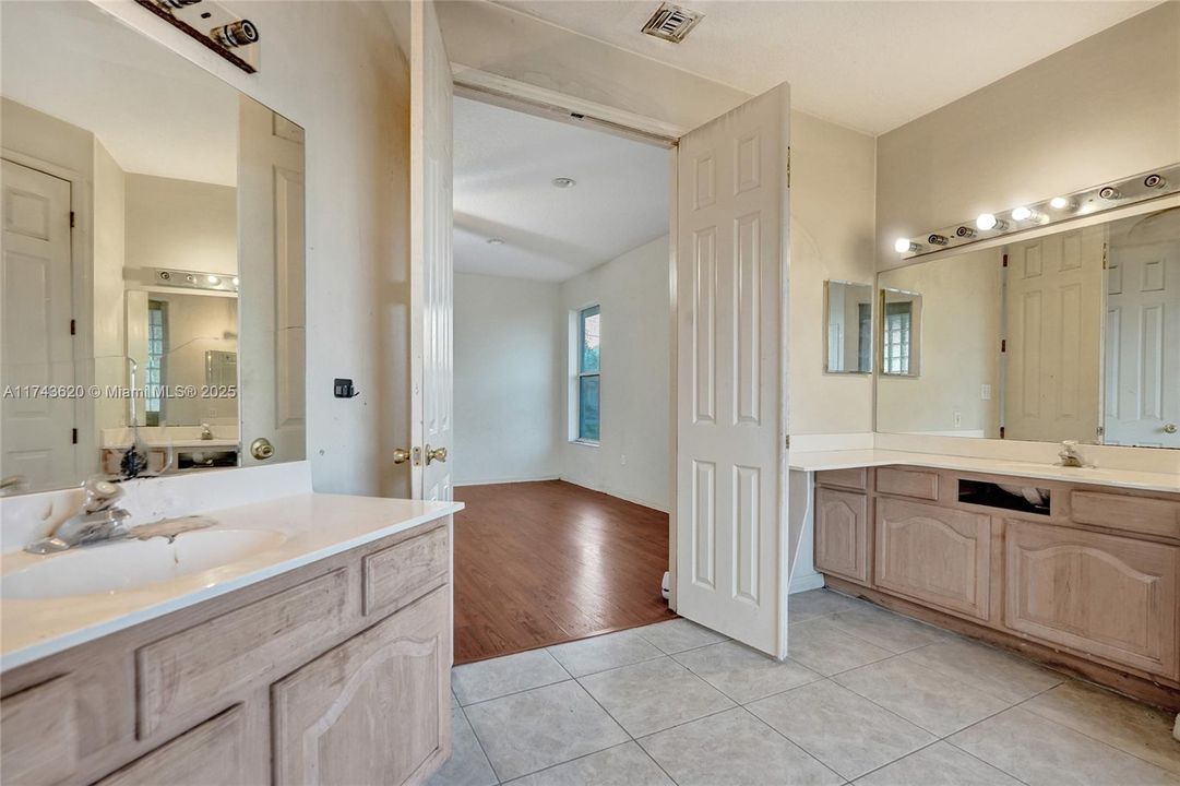 Recently Sold: $364,950 (4 beds, 4 baths, 3342 Square Feet)