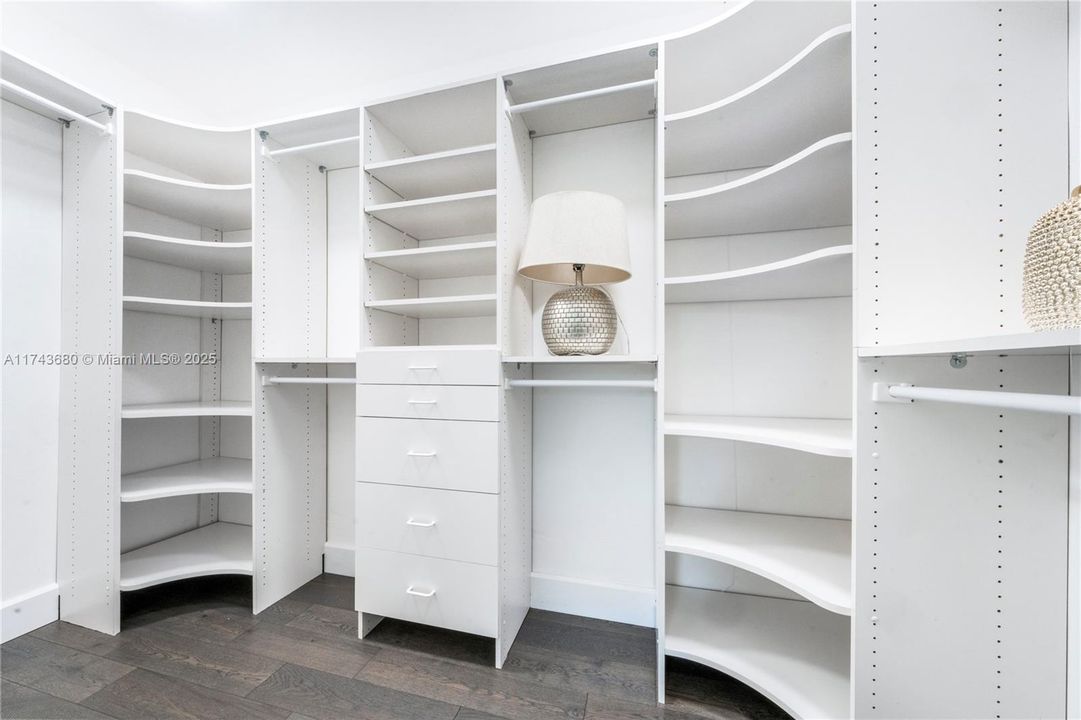 Recently Sold: $2,380,000 (5 beds, 3 baths, 3537 Square Feet)