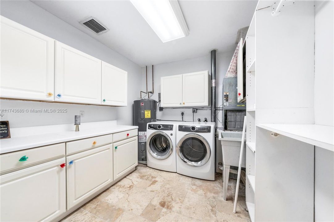 Recently Sold: $2,380,000 (5 beds, 3 baths, 3537 Square Feet)