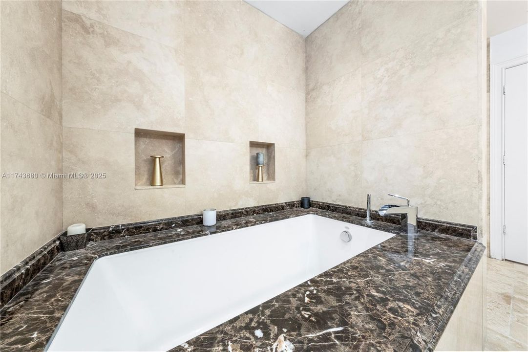 Recently Sold: $2,380,000 (5 beds, 3 baths, 3537 Square Feet)