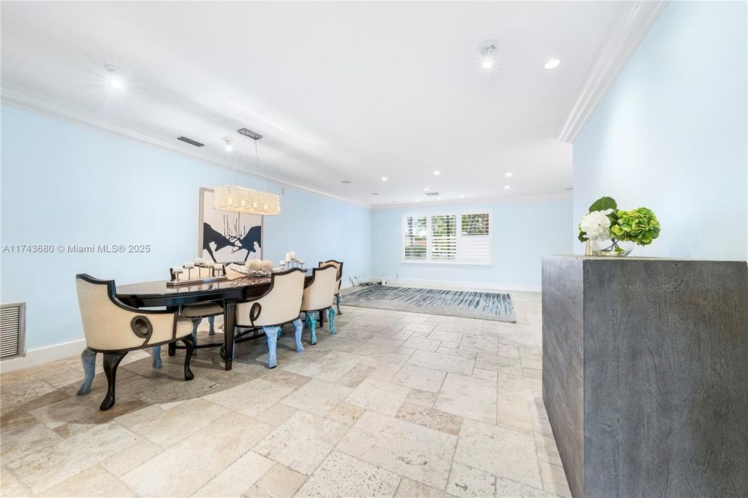 Recently Sold: $2,380,000 (5 beds, 3 baths, 3537 Square Feet)