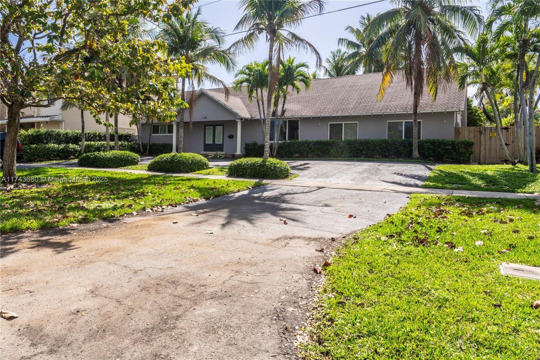 Recently Sold: $2,380,000 (5 beds, 3 baths, 3537 Square Feet)