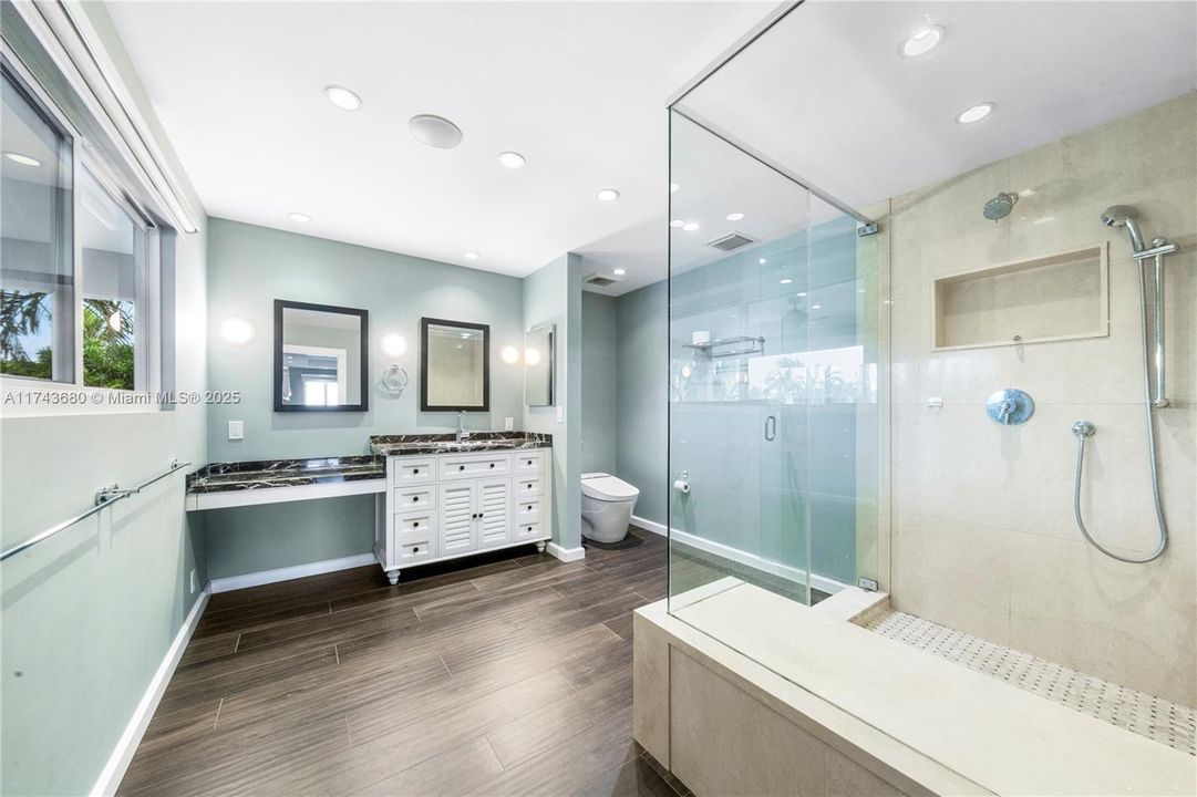 Recently Sold: $2,380,000 (5 beds, 3 baths, 3537 Square Feet)