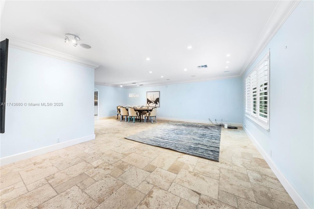 Recently Sold: $2,380,000 (5 beds, 3 baths, 3537 Square Feet)