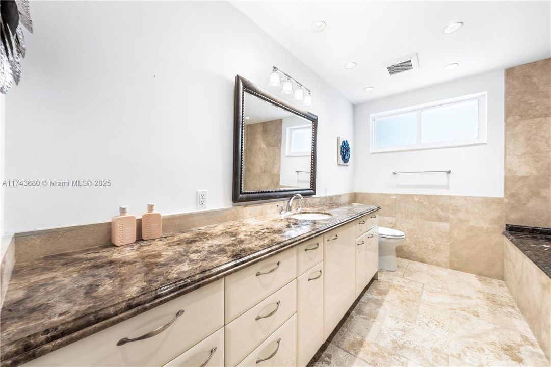 Recently Sold: $2,380,000 (5 beds, 3 baths, 3537 Square Feet)