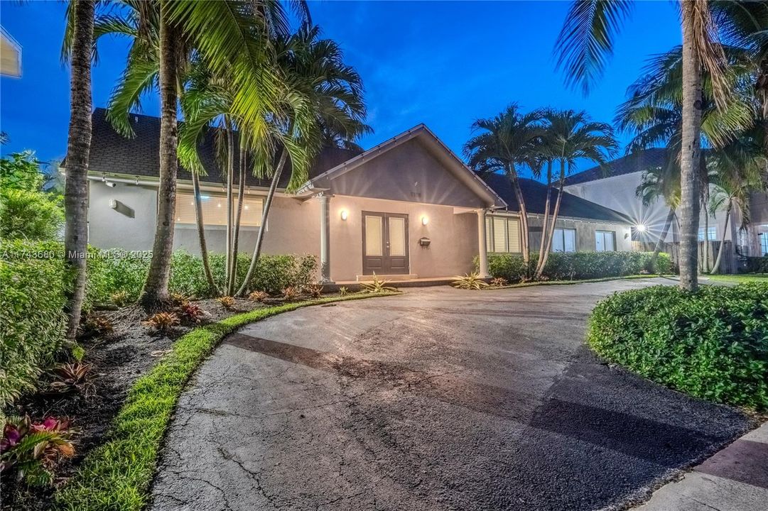 Recently Sold: $2,380,000 (5 beds, 3 baths, 3537 Square Feet)