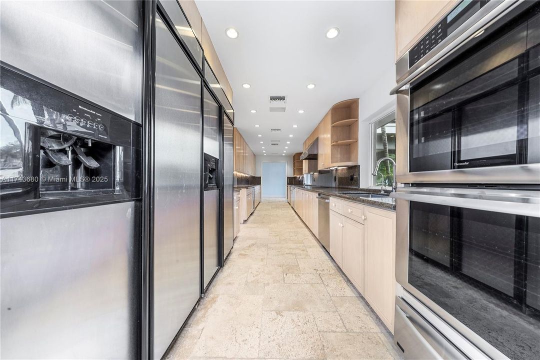 Recently Sold: $2,380,000 (5 beds, 3 baths, 3537 Square Feet)