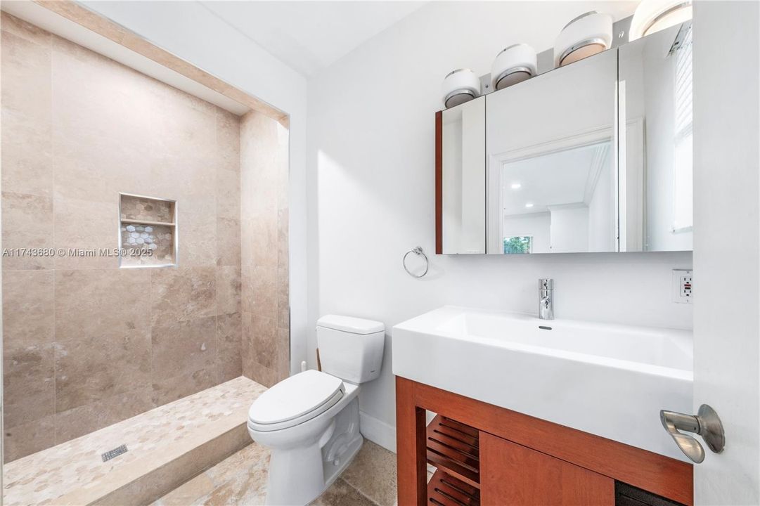 Recently Sold: $2,380,000 (5 beds, 3 baths, 3537 Square Feet)