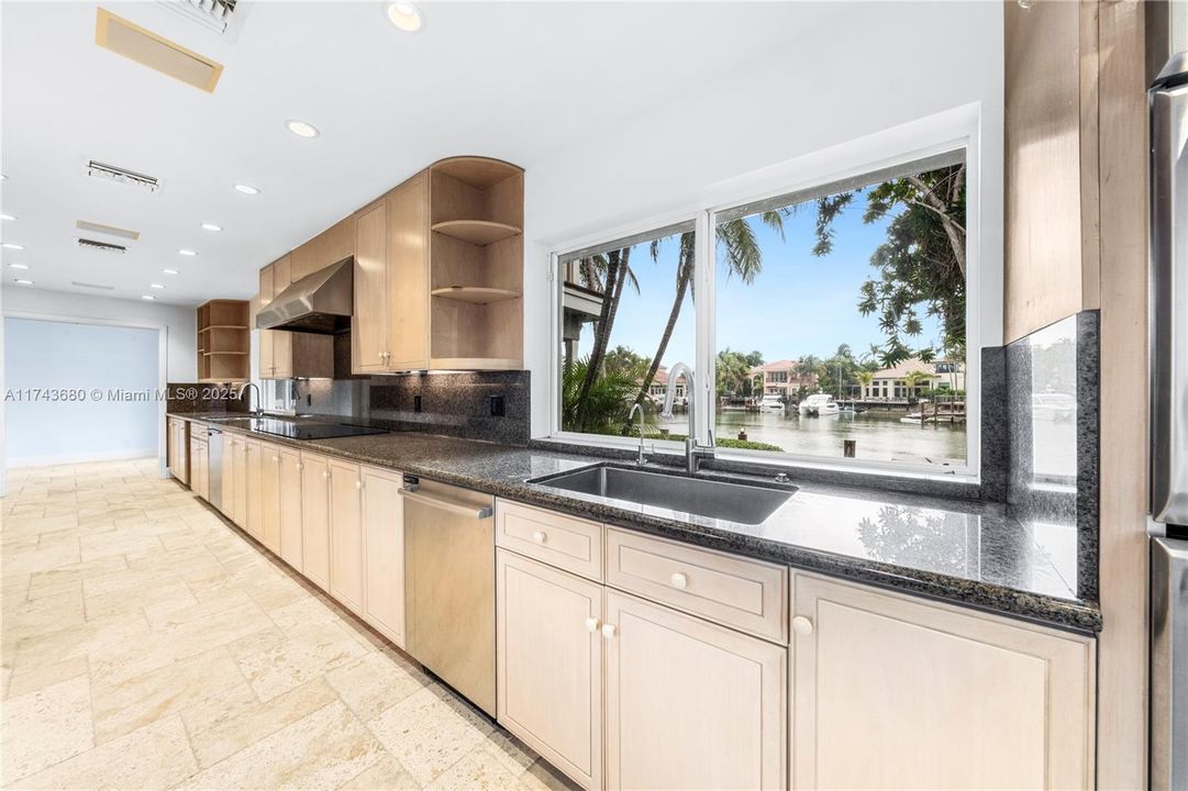Recently Sold: $2,380,000 (5 beds, 3 baths, 3537 Square Feet)