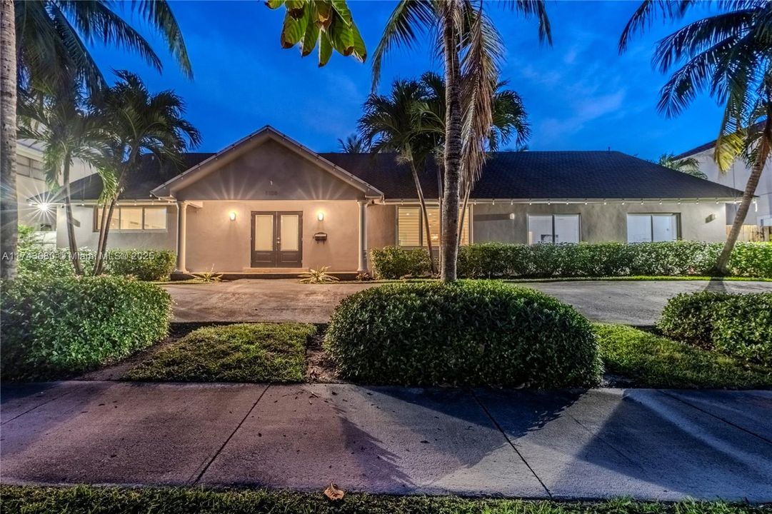 Recently Sold: $2,380,000 (5 beds, 3 baths, 3537 Square Feet)