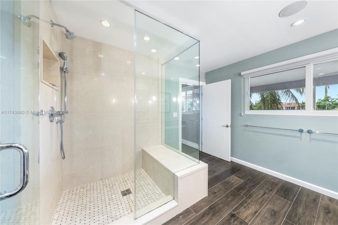 Recently Sold: $2,380,000 (5 beds, 3 baths, 3537 Square Feet)