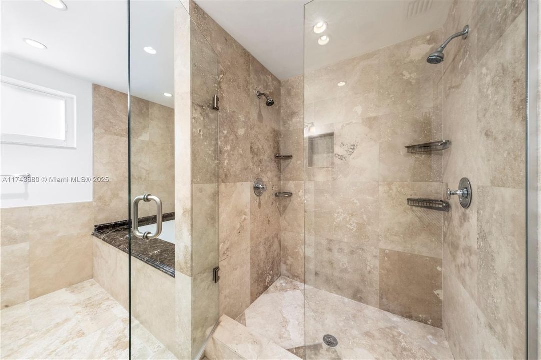 Recently Sold: $2,380,000 (5 beds, 3 baths, 3537 Square Feet)