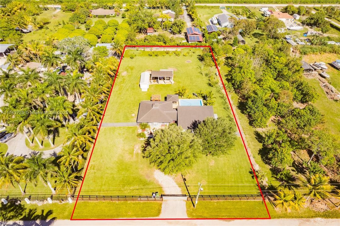 Vendido Recientemente: $975,000 (4 camas, 3 baños, 2150 Pies cuadrados)