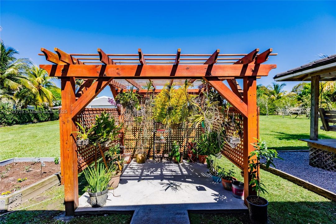 Vendido Recientemente: $975,000 (4 camas, 3 baños, 2150 Pies cuadrados)