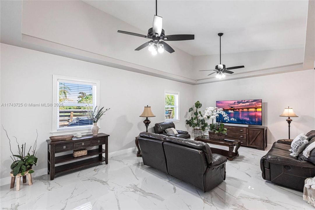 Vendido Recientemente: $975,000 (4 camas, 3 baños, 2150 Pies cuadrados)