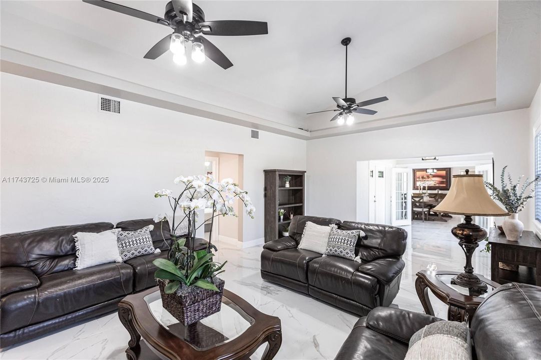 Vendido Recientemente: $975,000 (4 camas, 3 baños, 2150 Pies cuadrados)