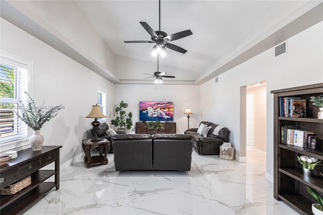 Vendido Recientemente: $975,000 (4 camas, 3 baños, 2150 Pies cuadrados)