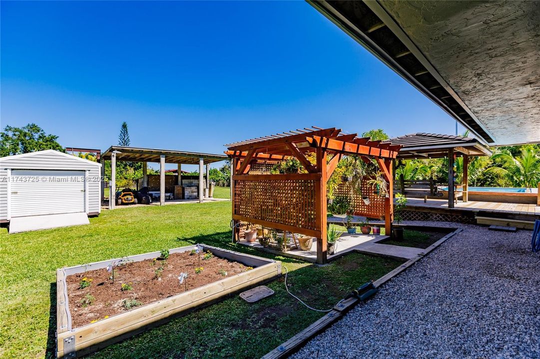 Vendido Recientemente: $975,000 (4 camas, 3 baños, 2150 Pies cuadrados)