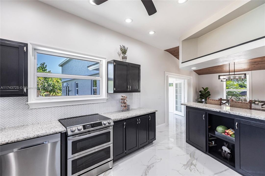 Vendido Recientemente: $975,000 (4 camas, 3 baños, 2150 Pies cuadrados)