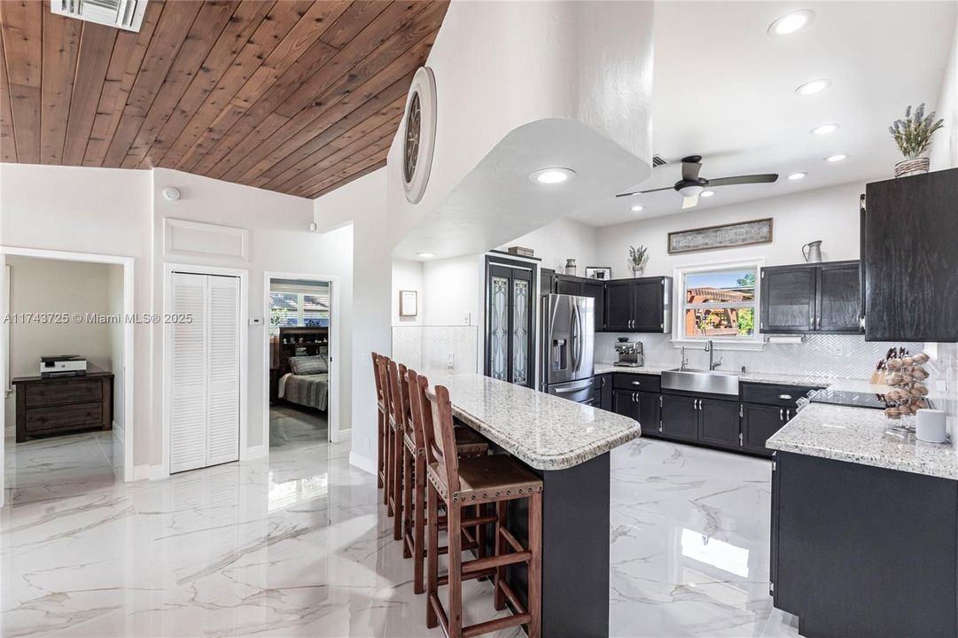 Vendido Recientemente: $975,000 (4 camas, 3 baños, 2150 Pies cuadrados)