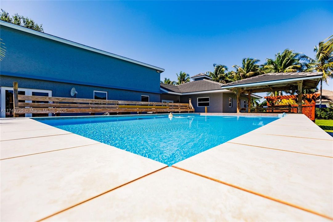 Vendido Recientemente: $975,000 (4 camas, 3 baños, 2150 Pies cuadrados)