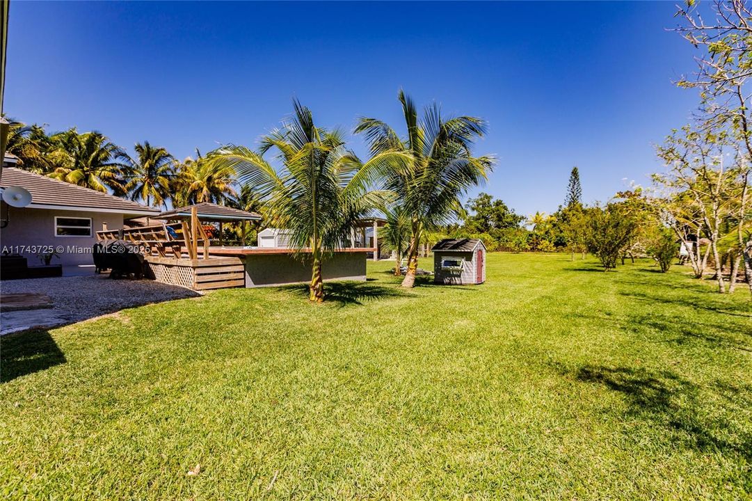 Vendido Recientemente: $975,000 (4 camas, 3 baños, 2150 Pies cuadrados)