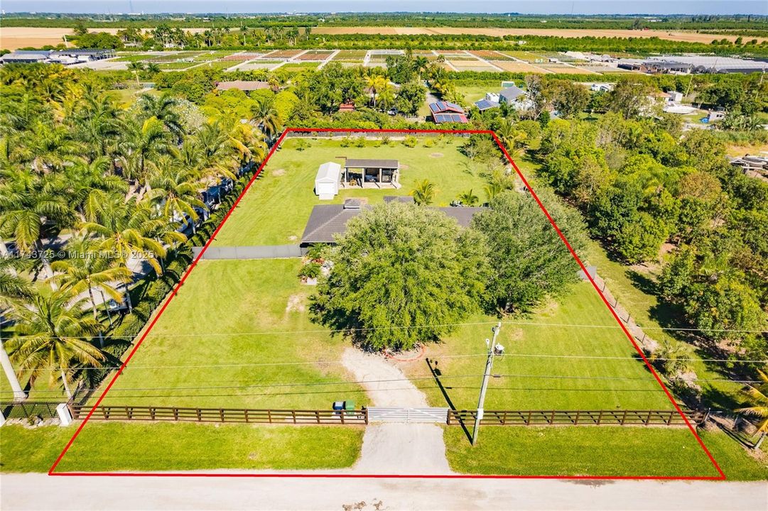 Vendido Recientemente: $975,000 (4 camas, 3 baños, 2150 Pies cuadrados)