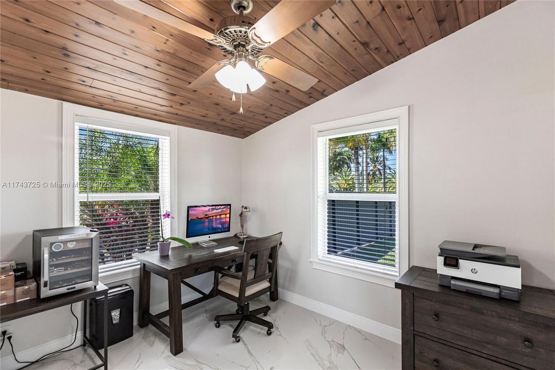 Vendido Recientemente: $975,000 (4 camas, 3 baños, 2150 Pies cuadrados)