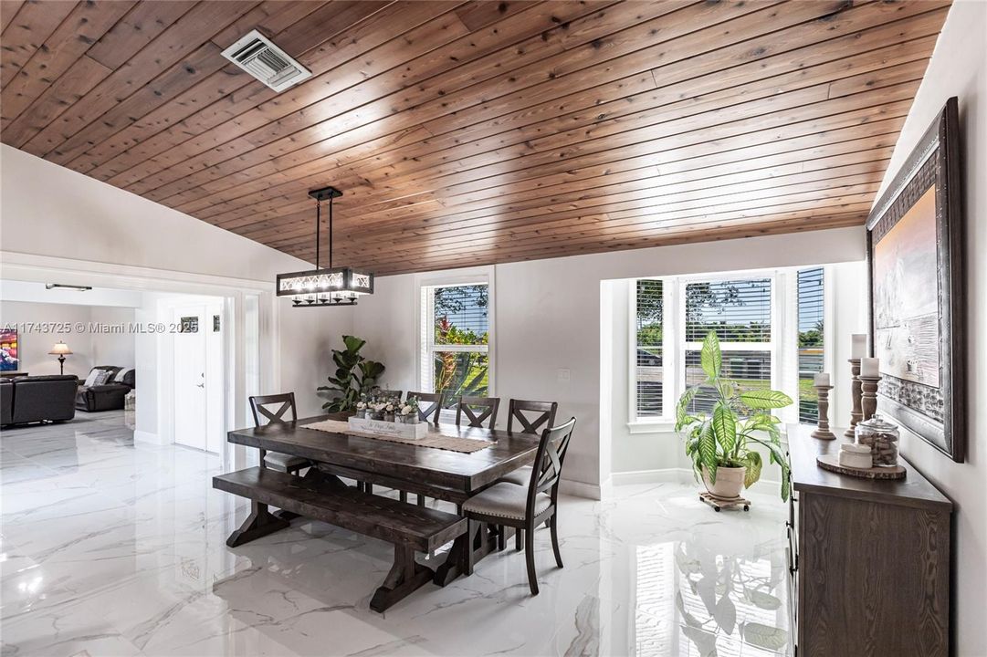 Vendido Recientemente: $975,000 (4 camas, 3 baños, 2150 Pies cuadrados)