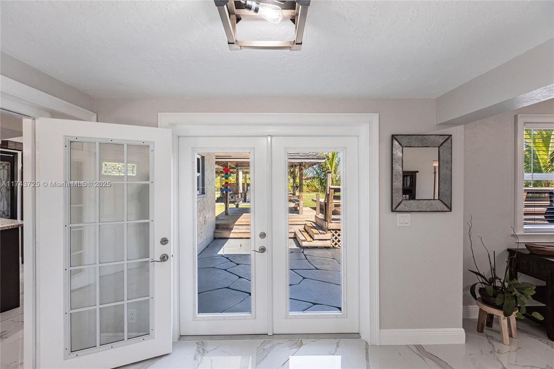 Vendido Recientemente: $975,000 (4 camas, 3 baños, 2150 Pies cuadrados)