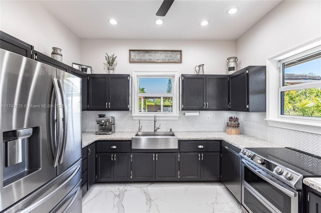 Vendido Recientemente: $975,000 (4 camas, 3 baños, 2150 Pies cuadrados)