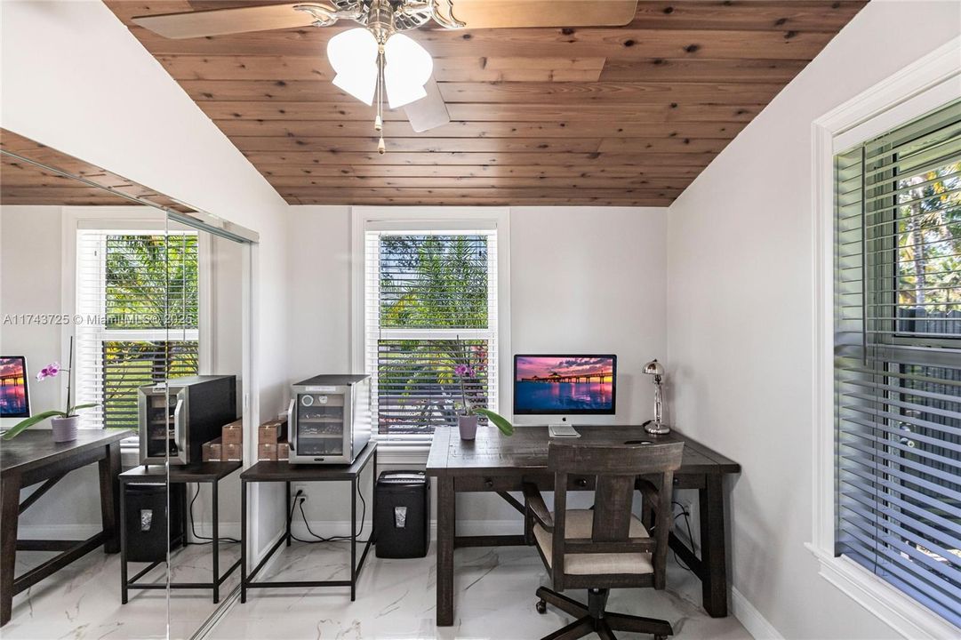 Vendido Recientemente: $975,000 (4 camas, 3 baños, 2150 Pies cuadrados)