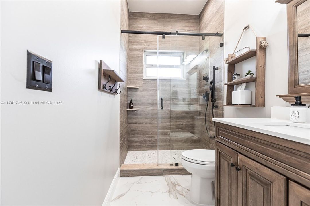 Vendido Recientemente: $975,000 (4 camas, 3 baños, 2150 Pies cuadrados)