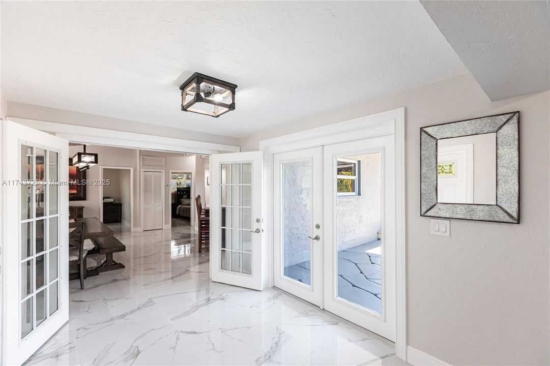 Vendido Recientemente: $975,000 (4 camas, 3 baños, 2150 Pies cuadrados)