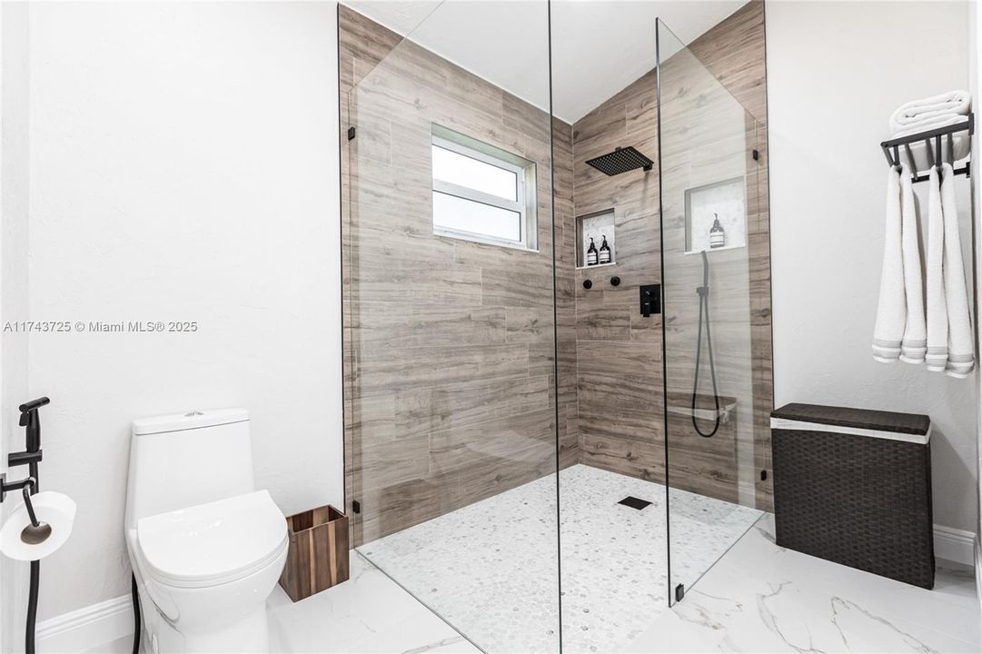 Vendido Recientemente: $975,000 (4 camas, 3 baños, 2150 Pies cuadrados)