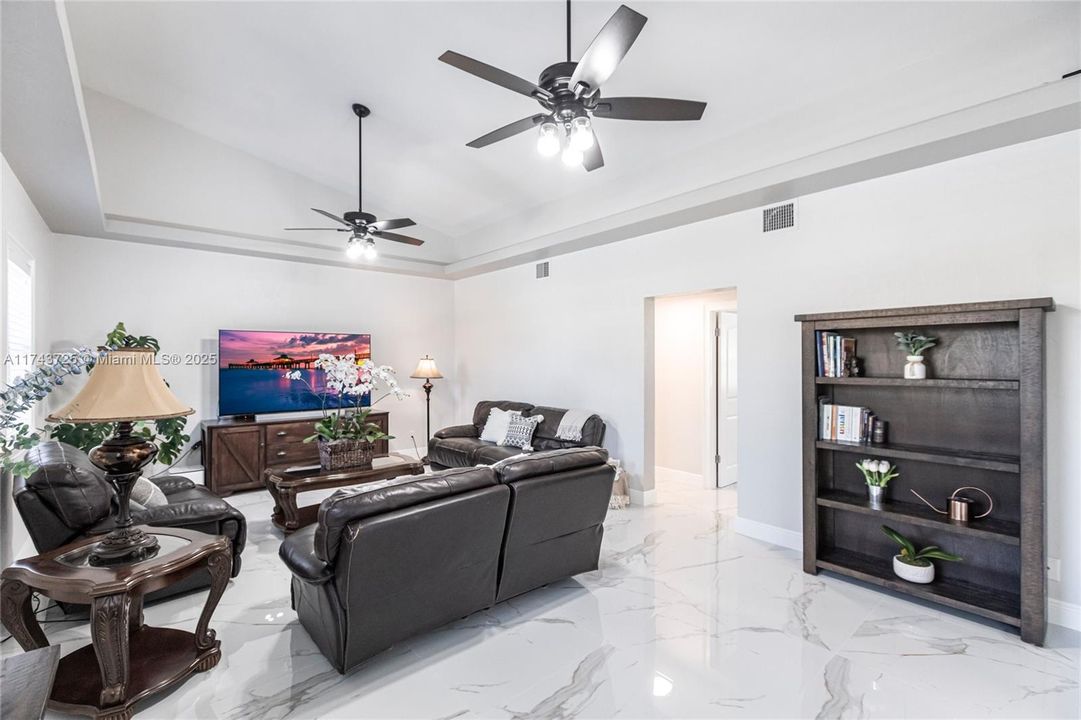 Vendido Recientemente: $975,000 (4 camas, 3 baños, 2150 Pies cuadrados)