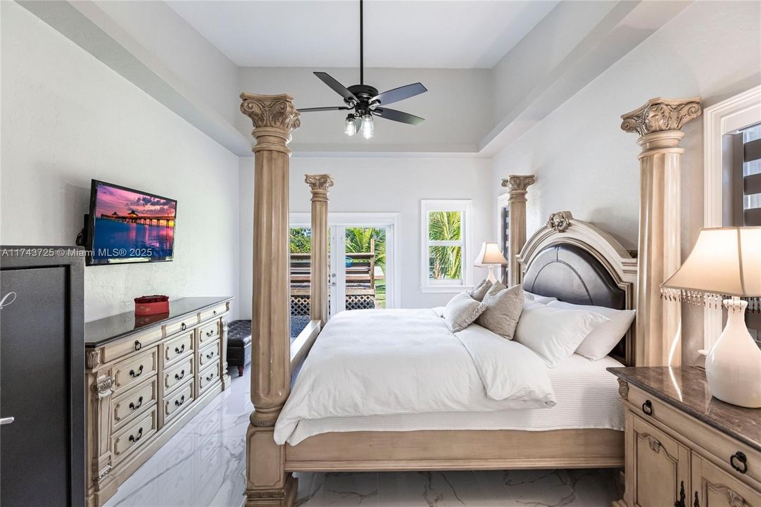 Vendido Recientemente: $975,000 (4 camas, 3 baños, 2150 Pies cuadrados)