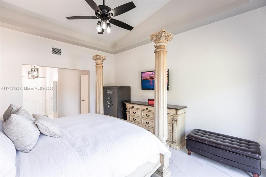 Vendido Recientemente: $975,000 (4 camas, 3 baños, 2150 Pies cuadrados)