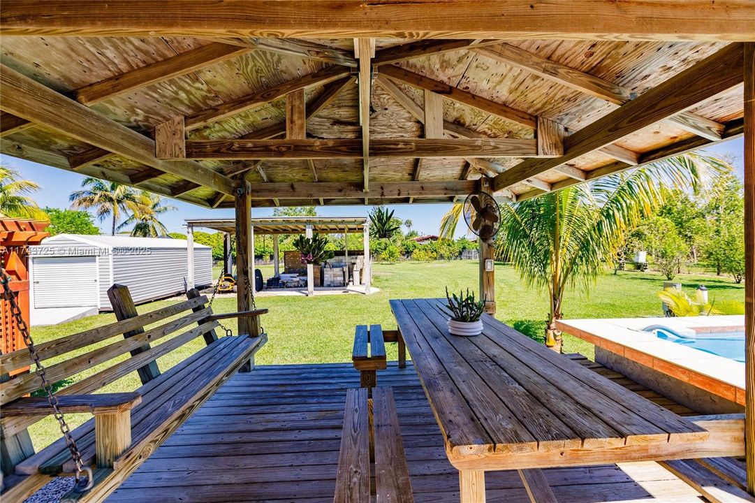 Vendido Recientemente: $975,000 (4 camas, 3 baños, 2150 Pies cuadrados)