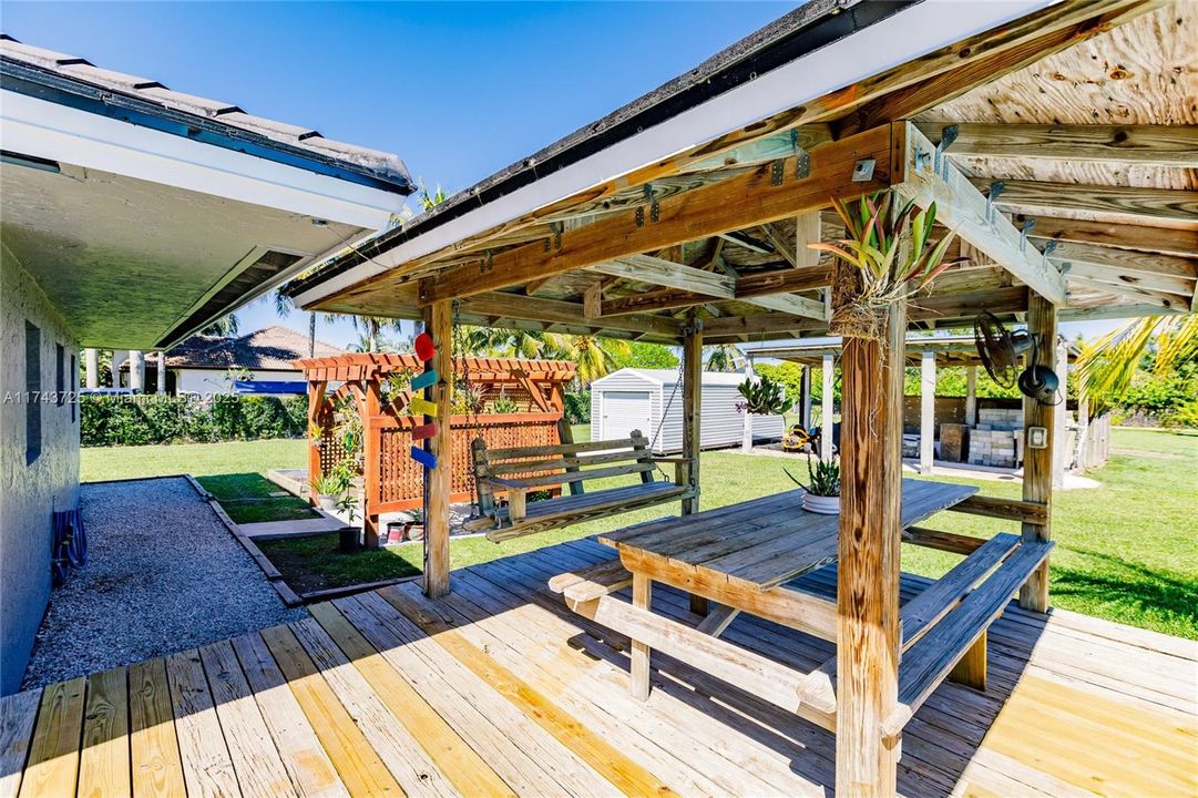 Vendido Recientemente: $975,000 (4 camas, 3 baños, 2150 Pies cuadrados)