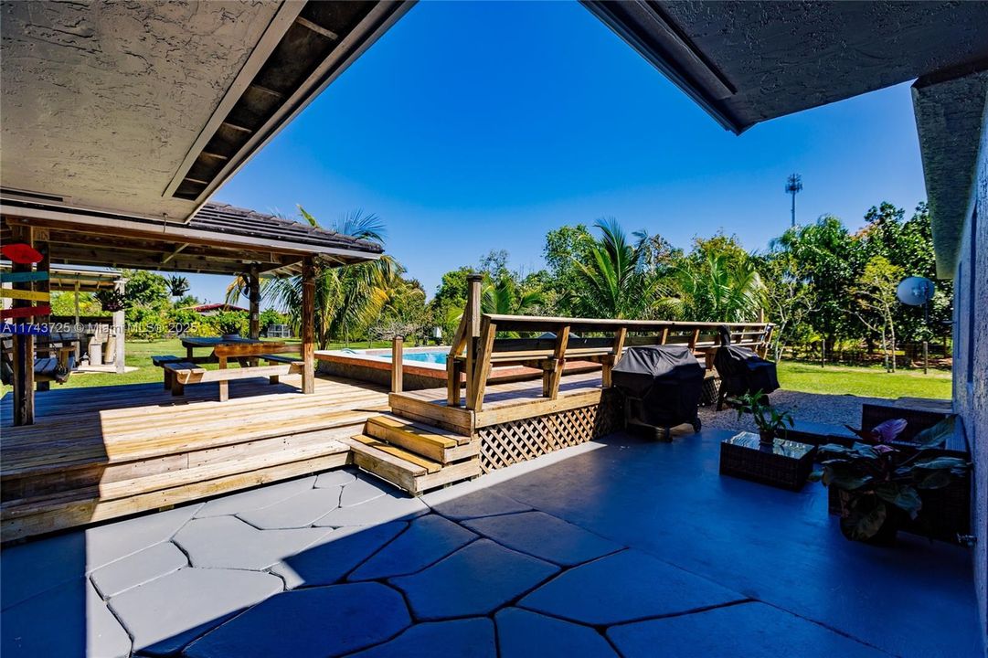 Vendido Recientemente: $975,000 (4 camas, 3 baños, 2150 Pies cuadrados)