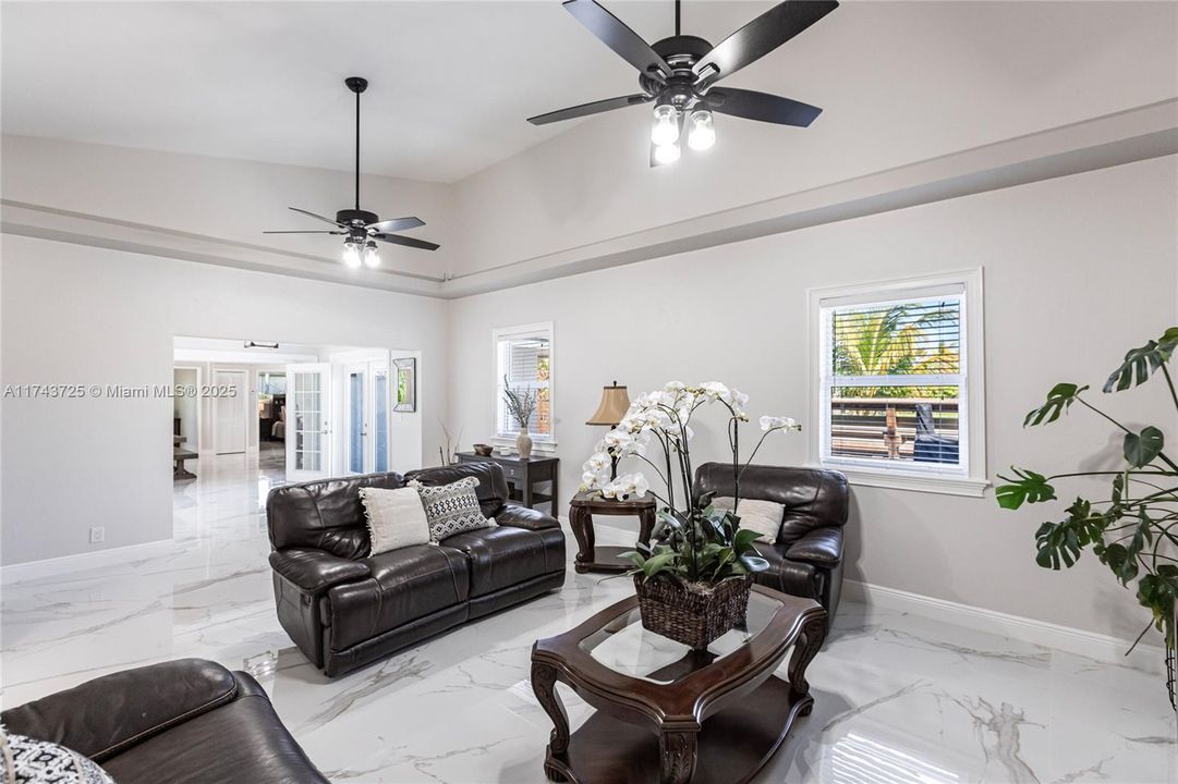 Vendido Recientemente: $975,000 (4 camas, 3 baños, 2150 Pies cuadrados)