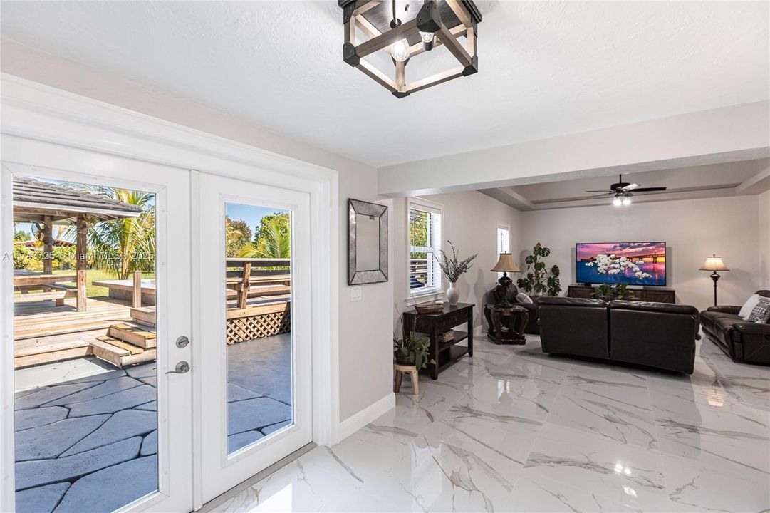 Vendido Recientemente: $975,000 (4 camas, 3 baños, 2150 Pies cuadrados)