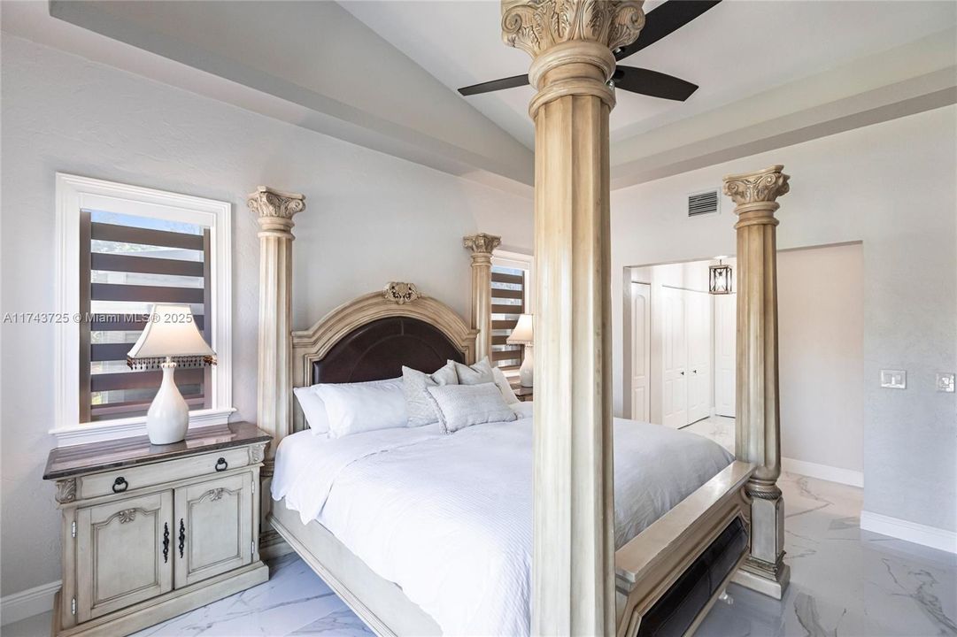 Vendido Recientemente: $975,000 (4 camas, 3 baños, 2150 Pies cuadrados)