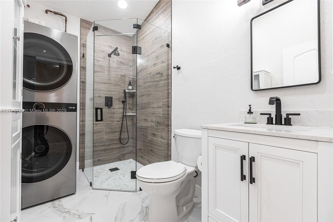 Vendido Recientemente: $975,000 (4 camas, 3 baños, 2150 Pies cuadrados)