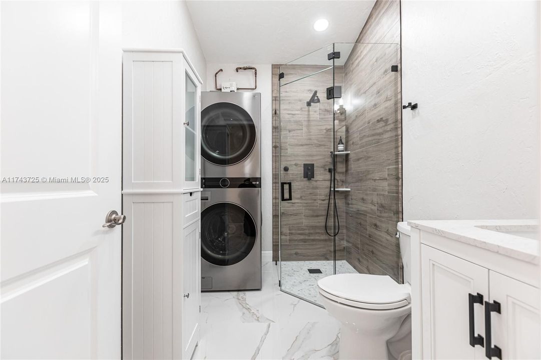 Vendido Recientemente: $975,000 (4 camas, 3 baños, 2150 Pies cuadrados)